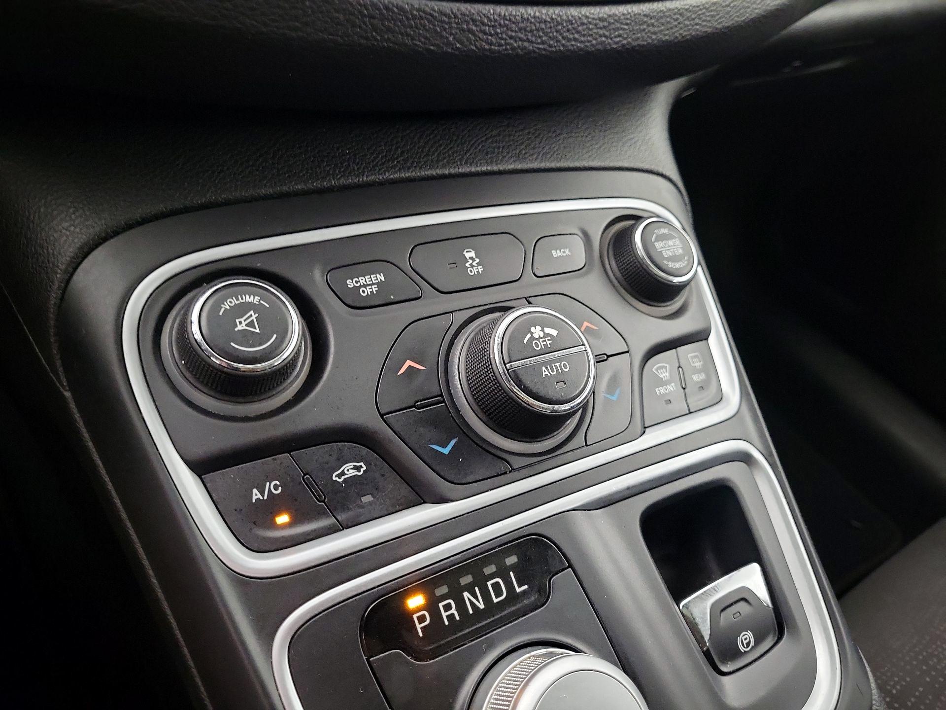 Thumbnail: 2015 Chrysler 200 - 16