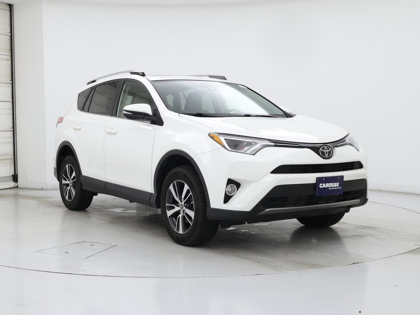 2017 Toyota RAV4 XLE - Photo 2