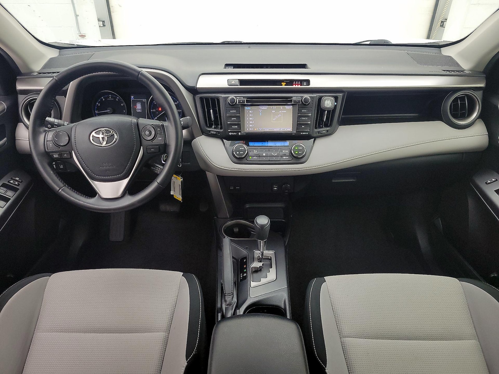 2017 Toyota RAV4 XLE - Photo 10