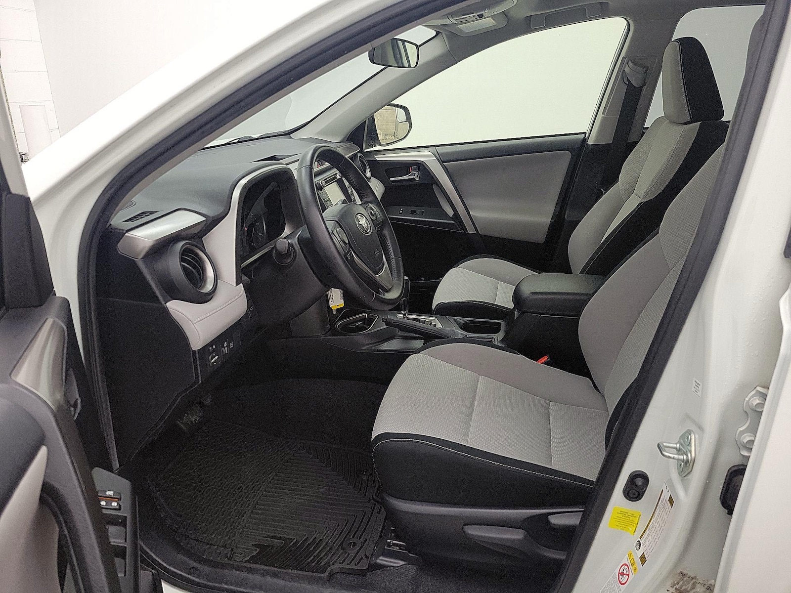 2017 Toyota RAV4 XLE - Photo 12