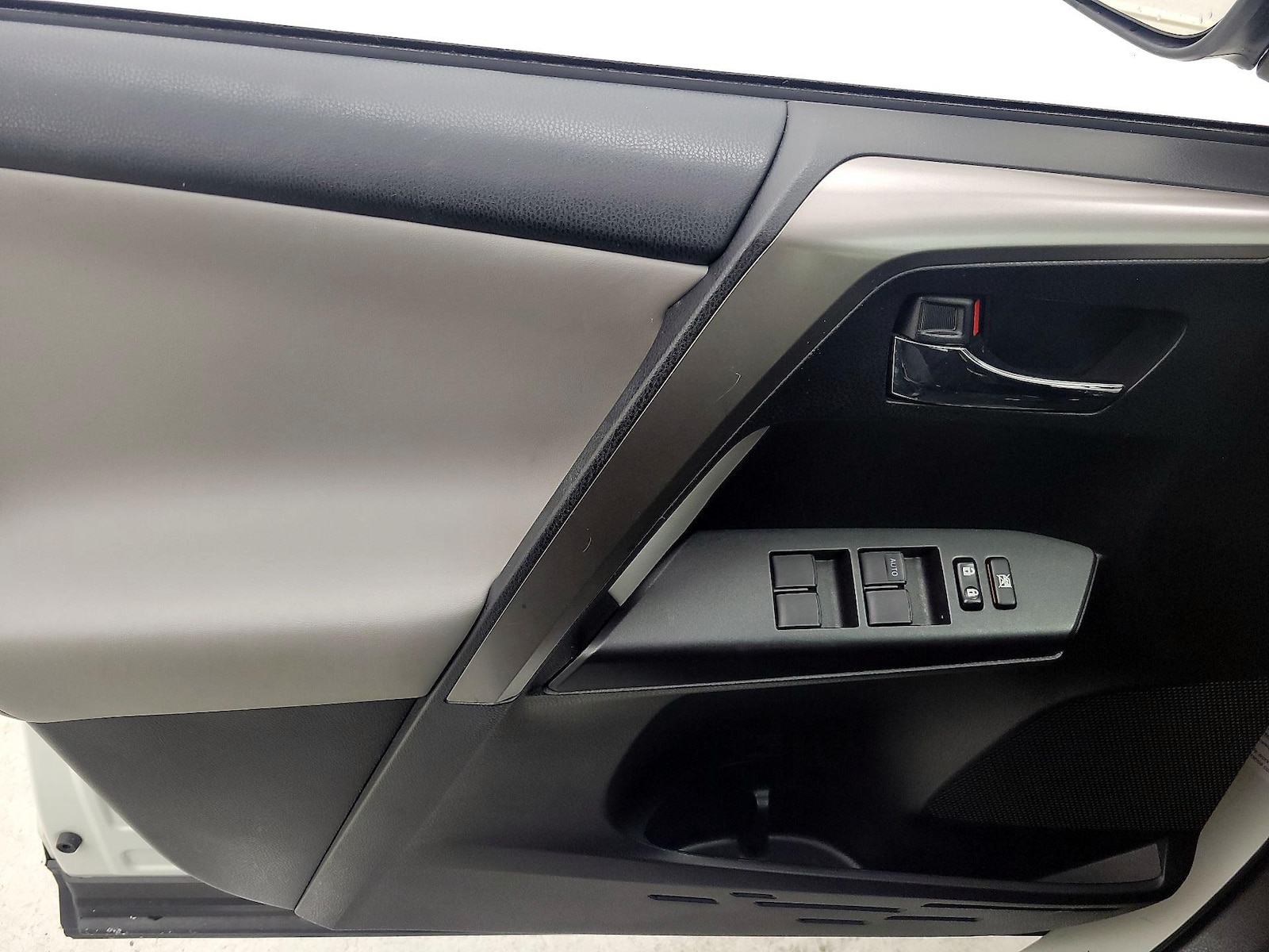 2017 Toyota RAV4 XLE - Photo 13