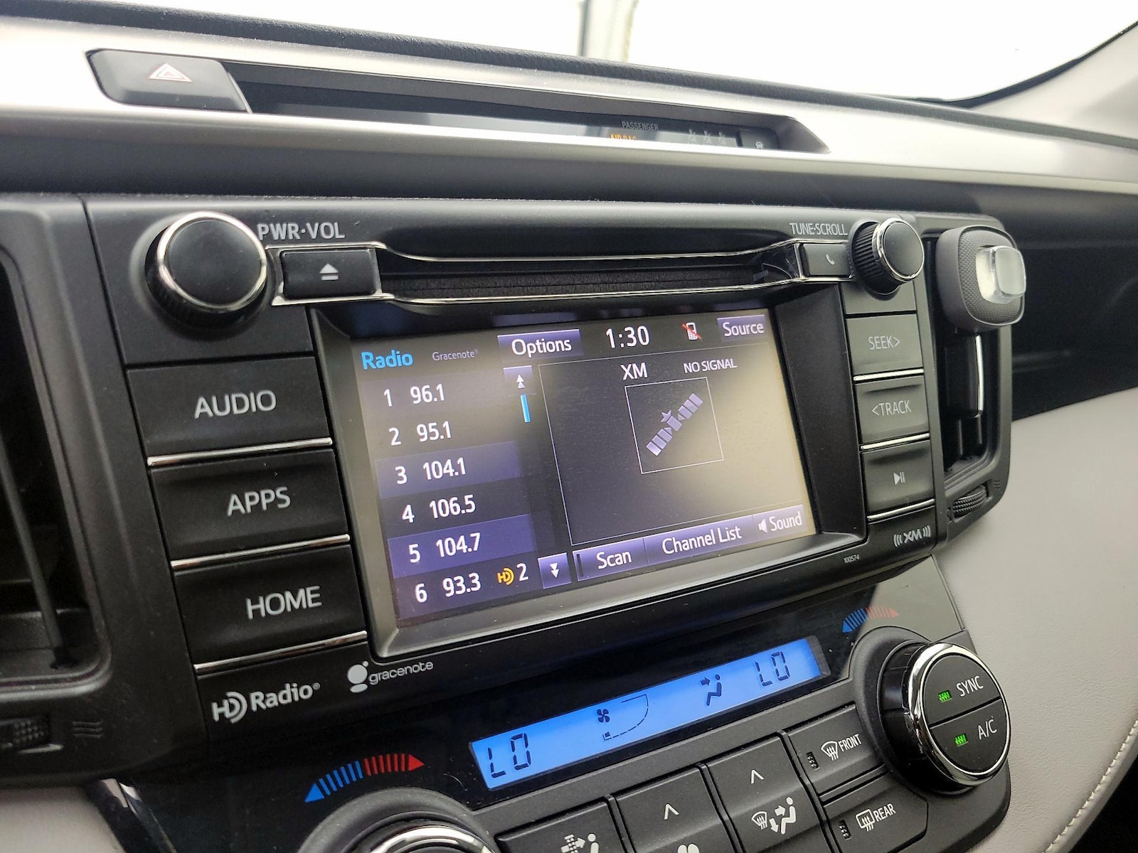 2017 Toyota RAV4 XLE - Photo 16