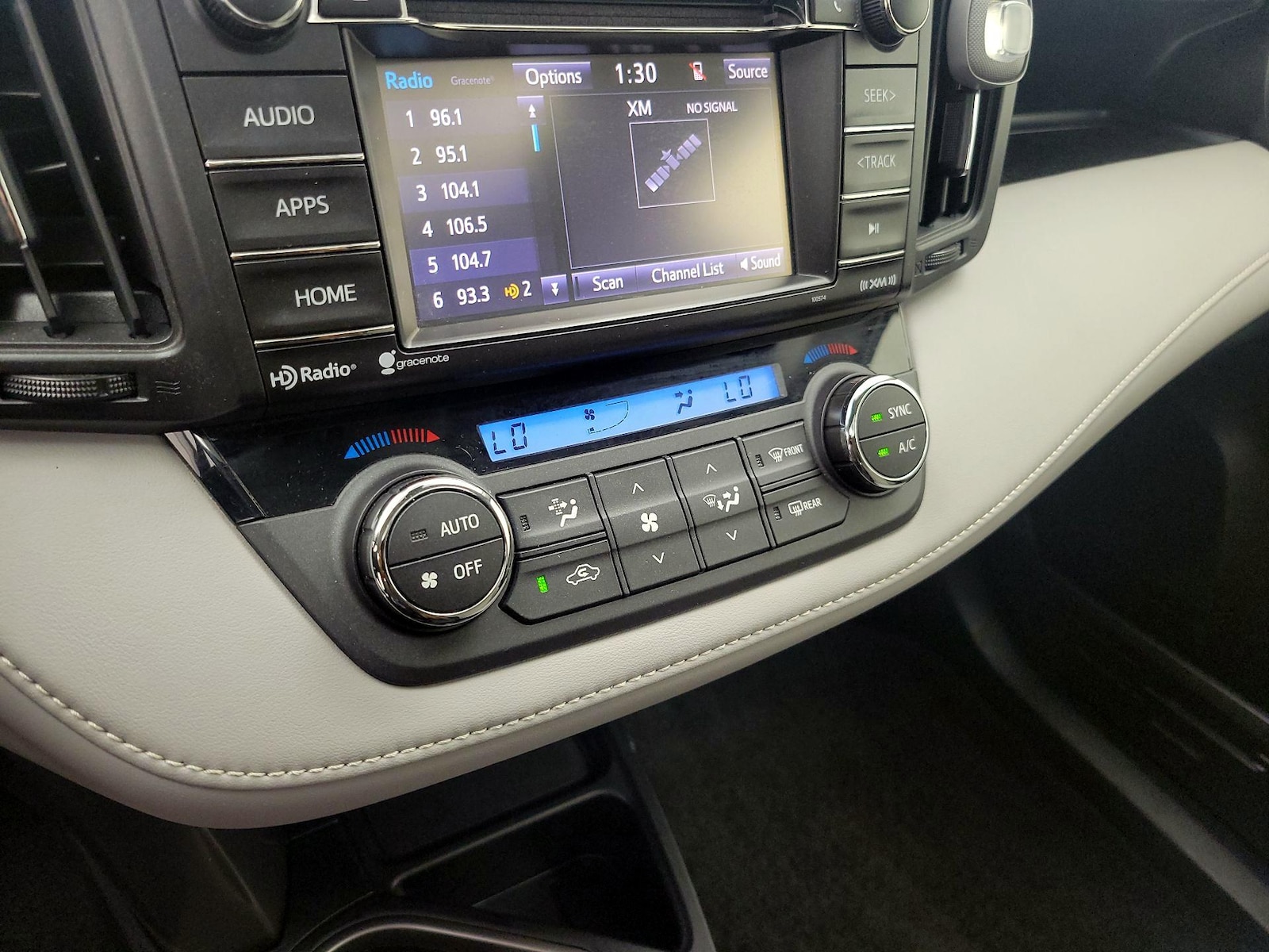 2017 Toyota RAV4 XLE - Photo 17