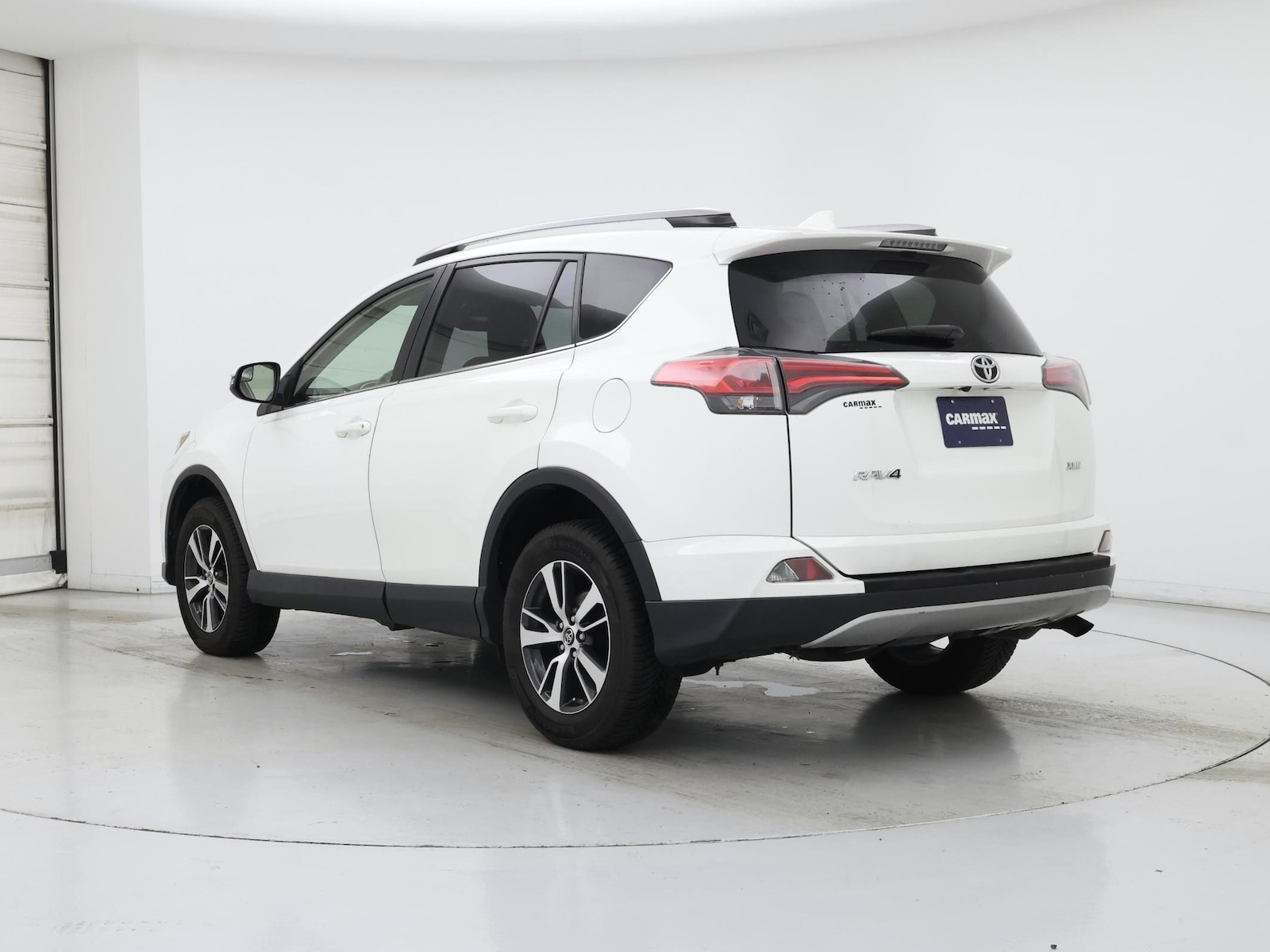 2017 Toyota RAV4 XLE - Photo 3