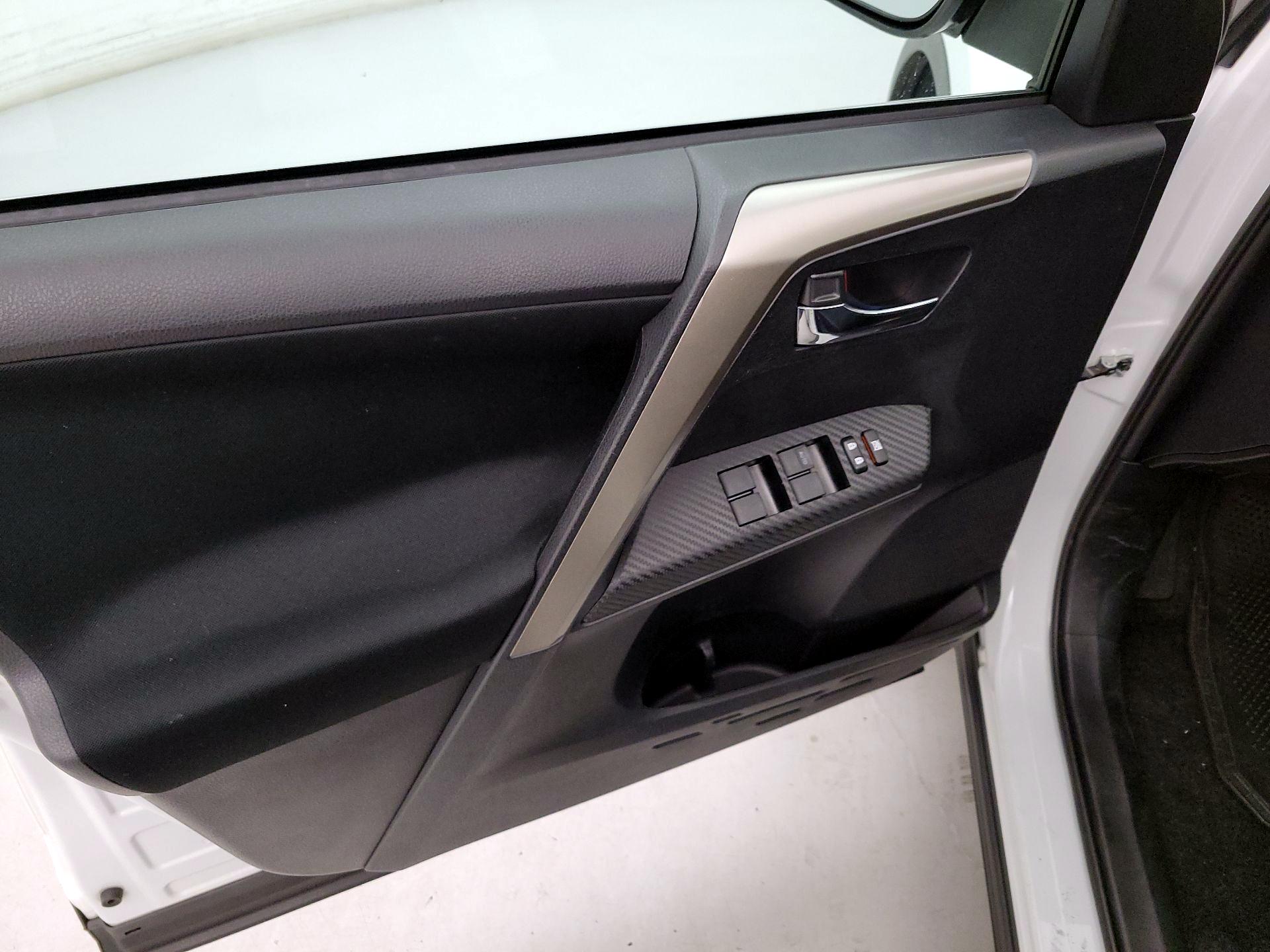 Thumbnail: 2015 Toyota RAV4 - 12