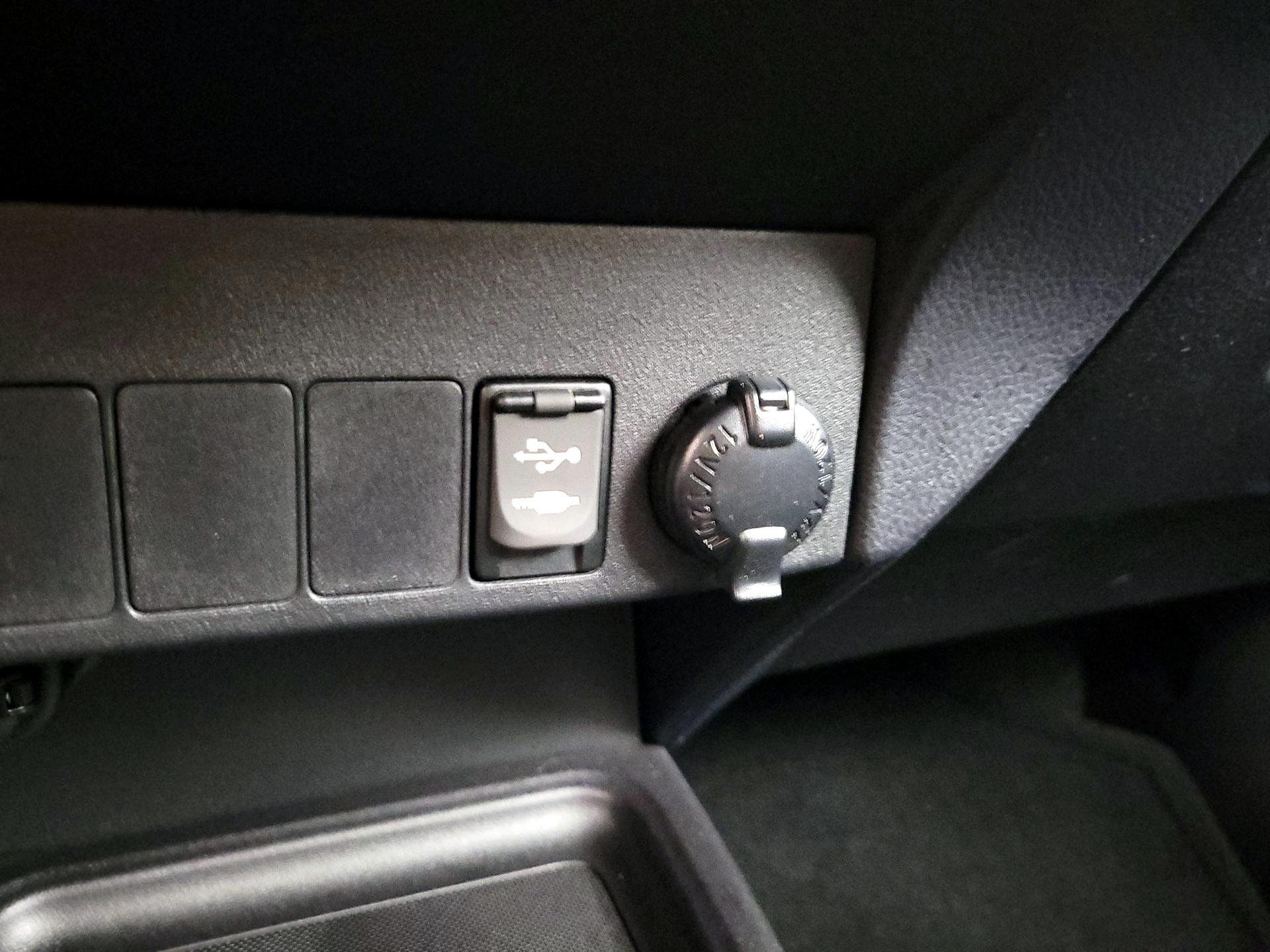 Thumbnail: 2015 Toyota RAV4 - 18