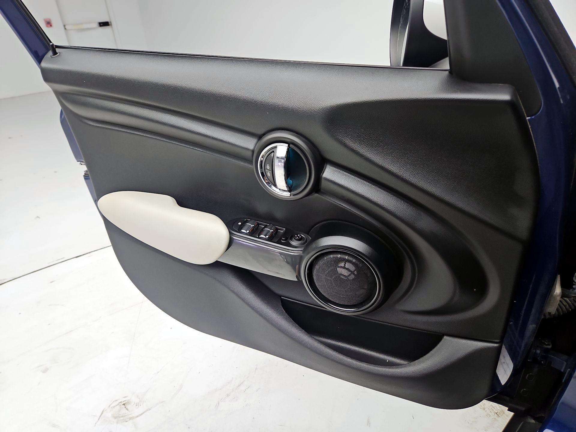 Thumbnail: 2015 MINI Cooper Hardtop - 12