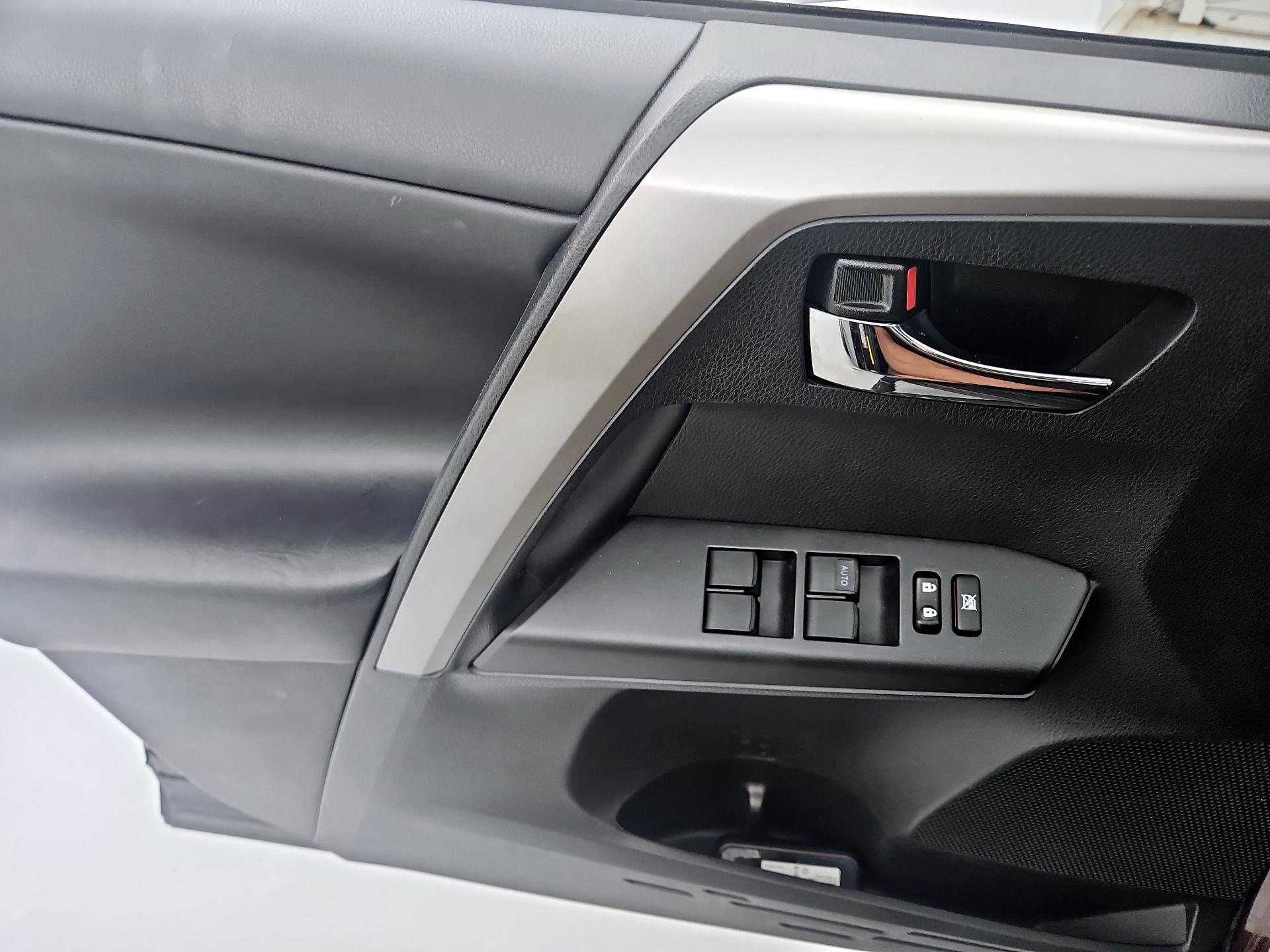Thumbnail: 2018 Toyota RAV4 - 12