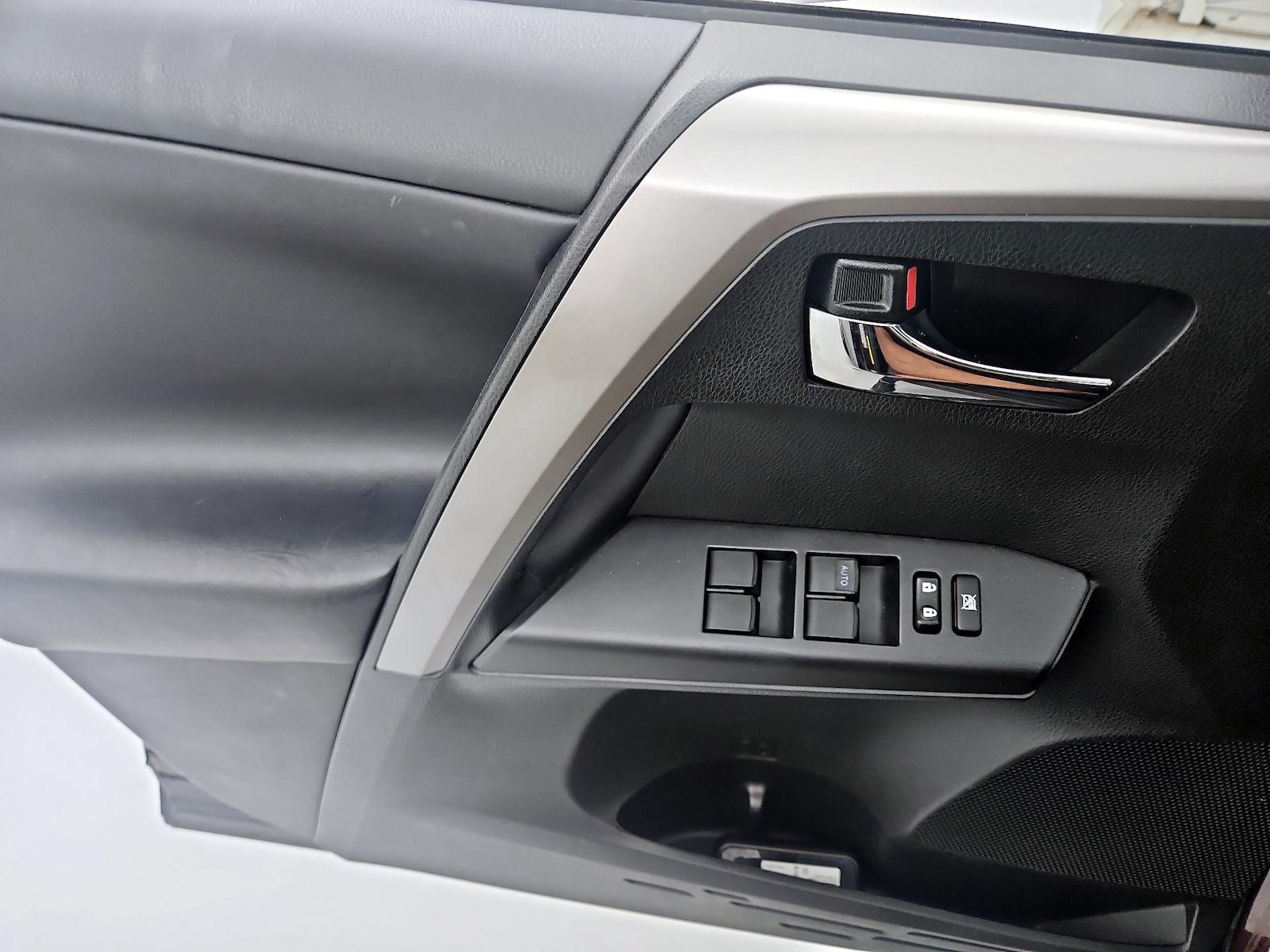 2018 Toyota RAV4 XLE - Photo 13