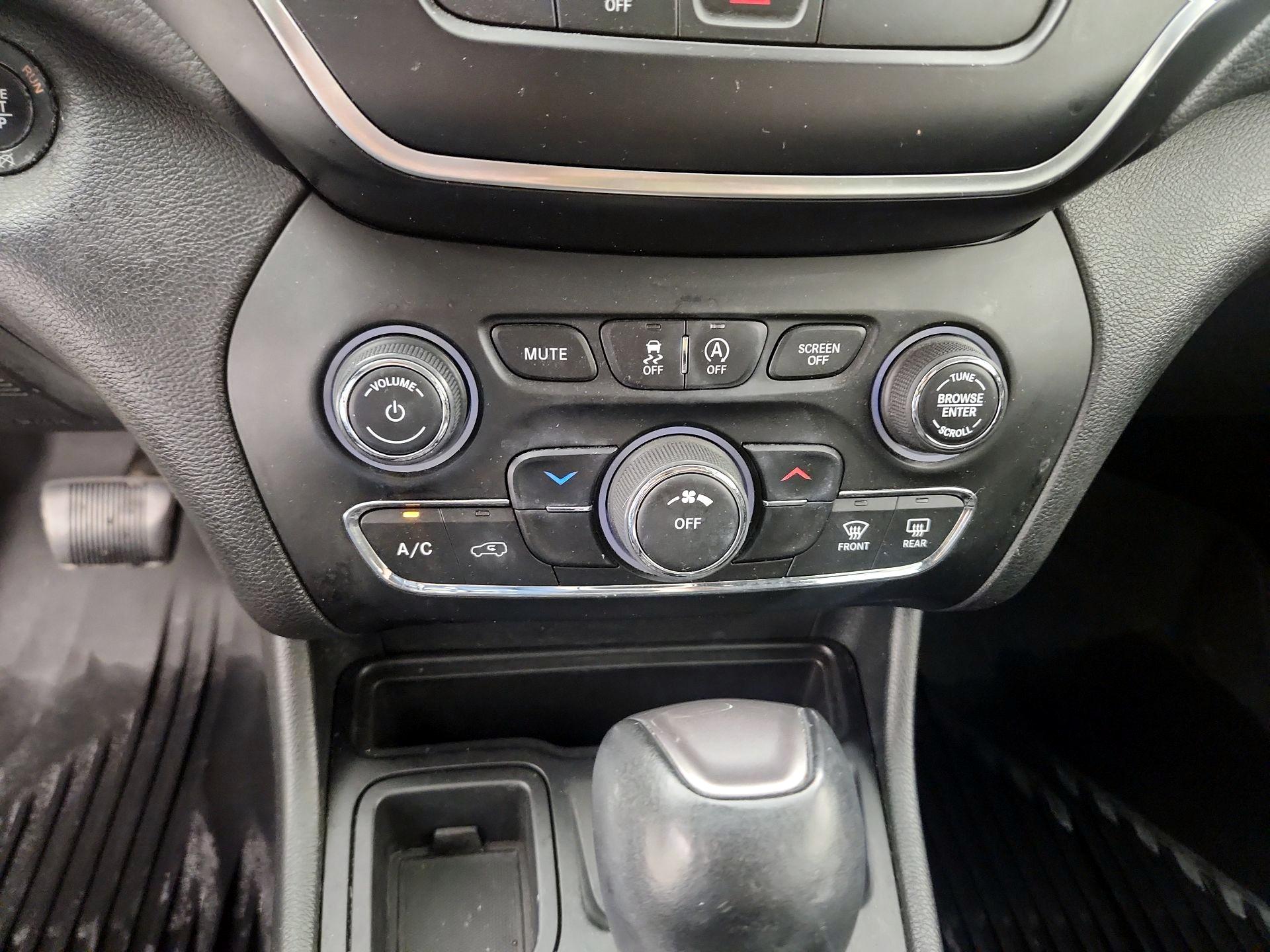 Thumbnail: 2019 Jeep Cherokee - 15