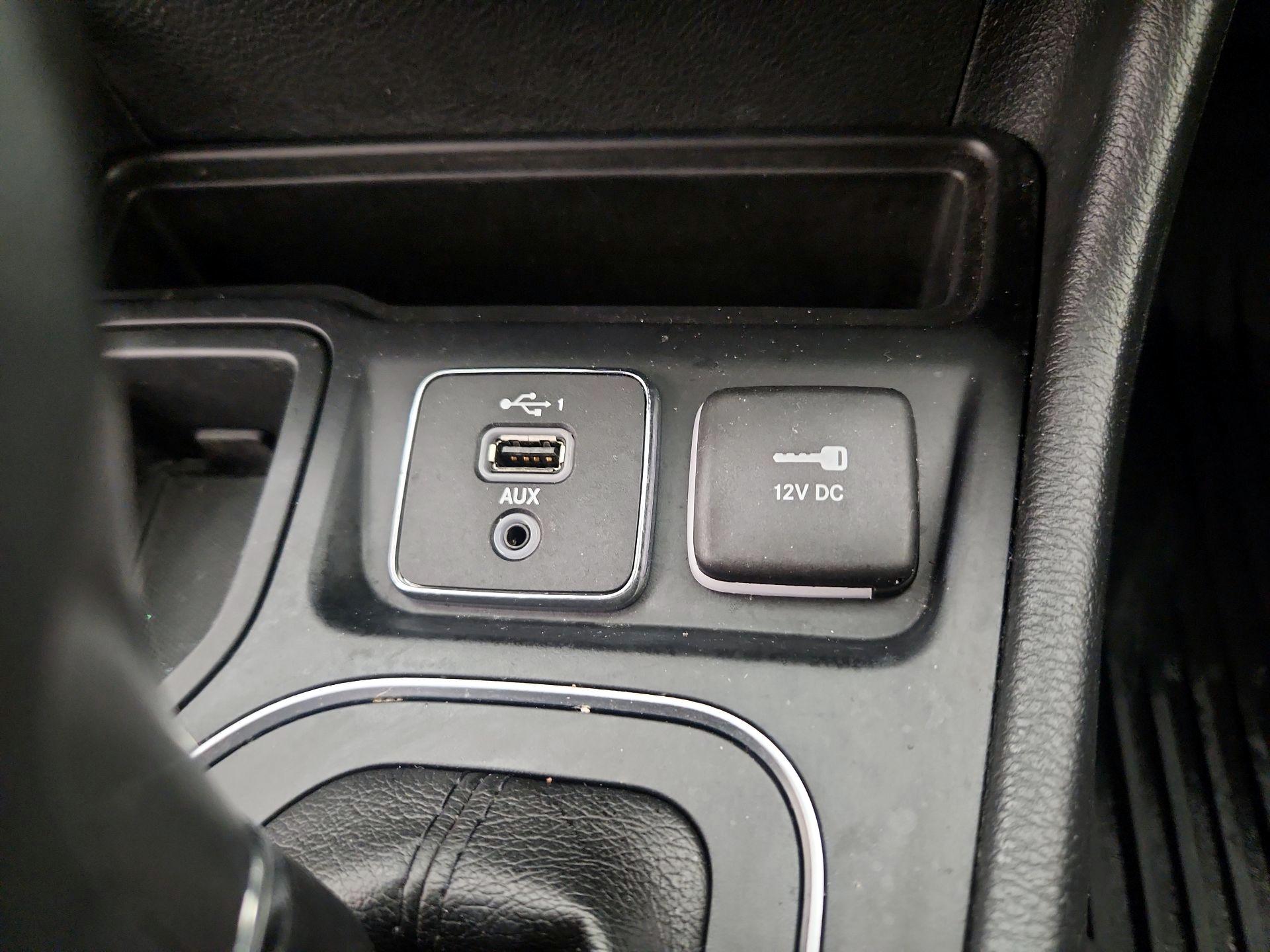 Thumbnail: 2019 Jeep Cherokee - 17