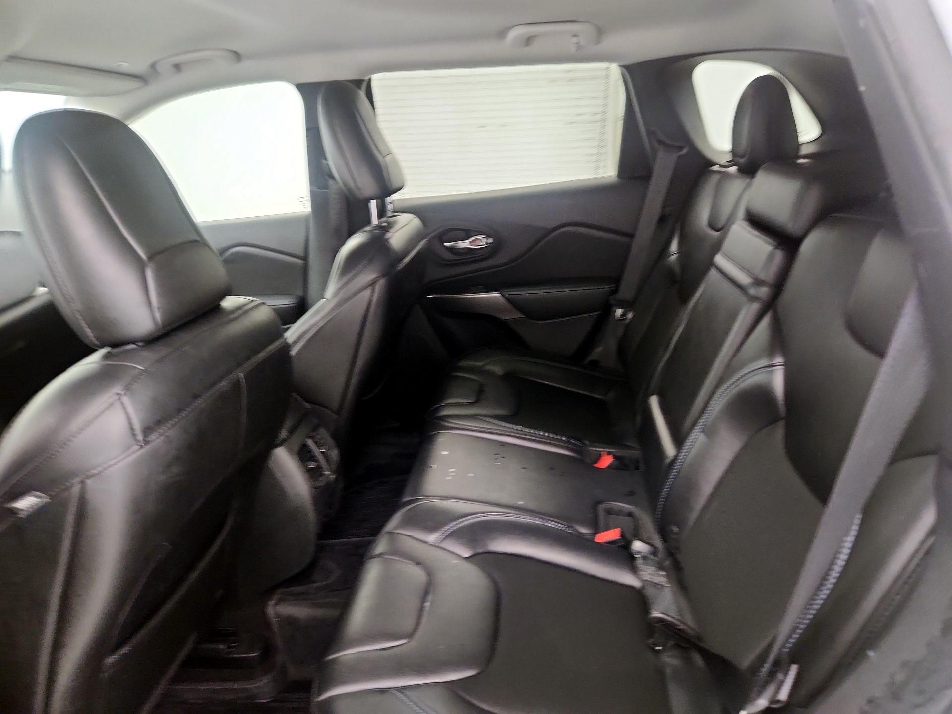 Thumbnail: 2019 Jeep Cherokee - 18