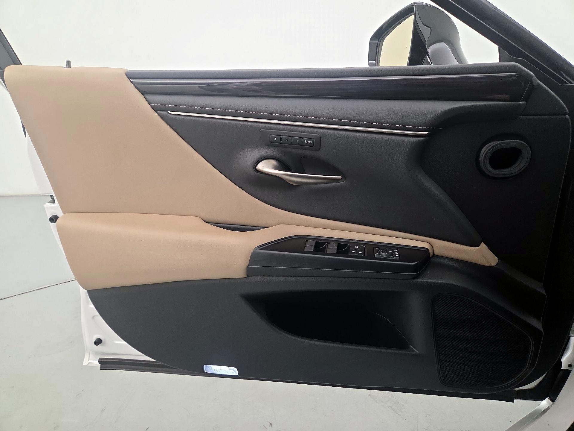 Thumbnail: 2020 Lexus ES - 12