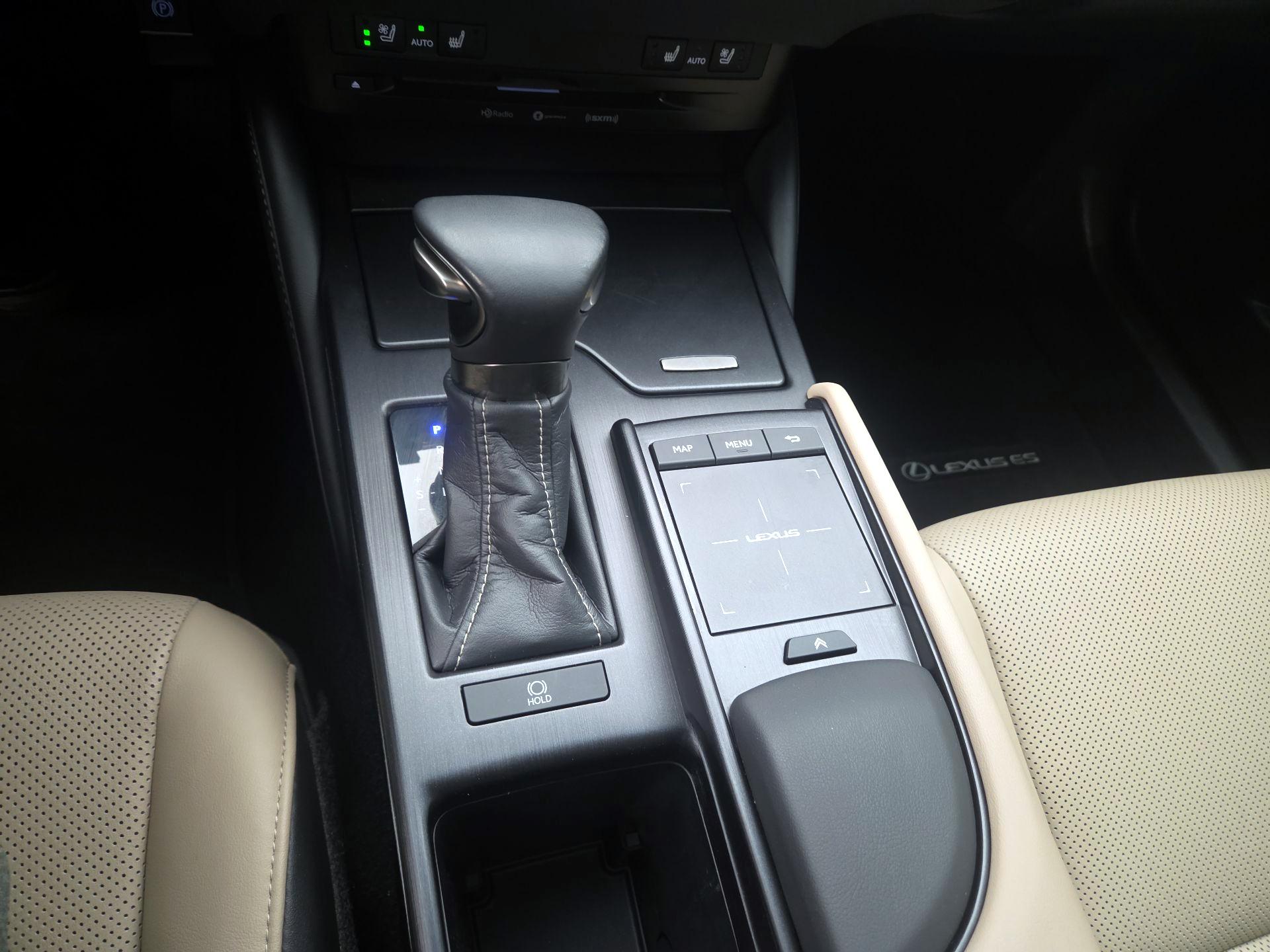 Thumbnail: 2020 Lexus ES - 18