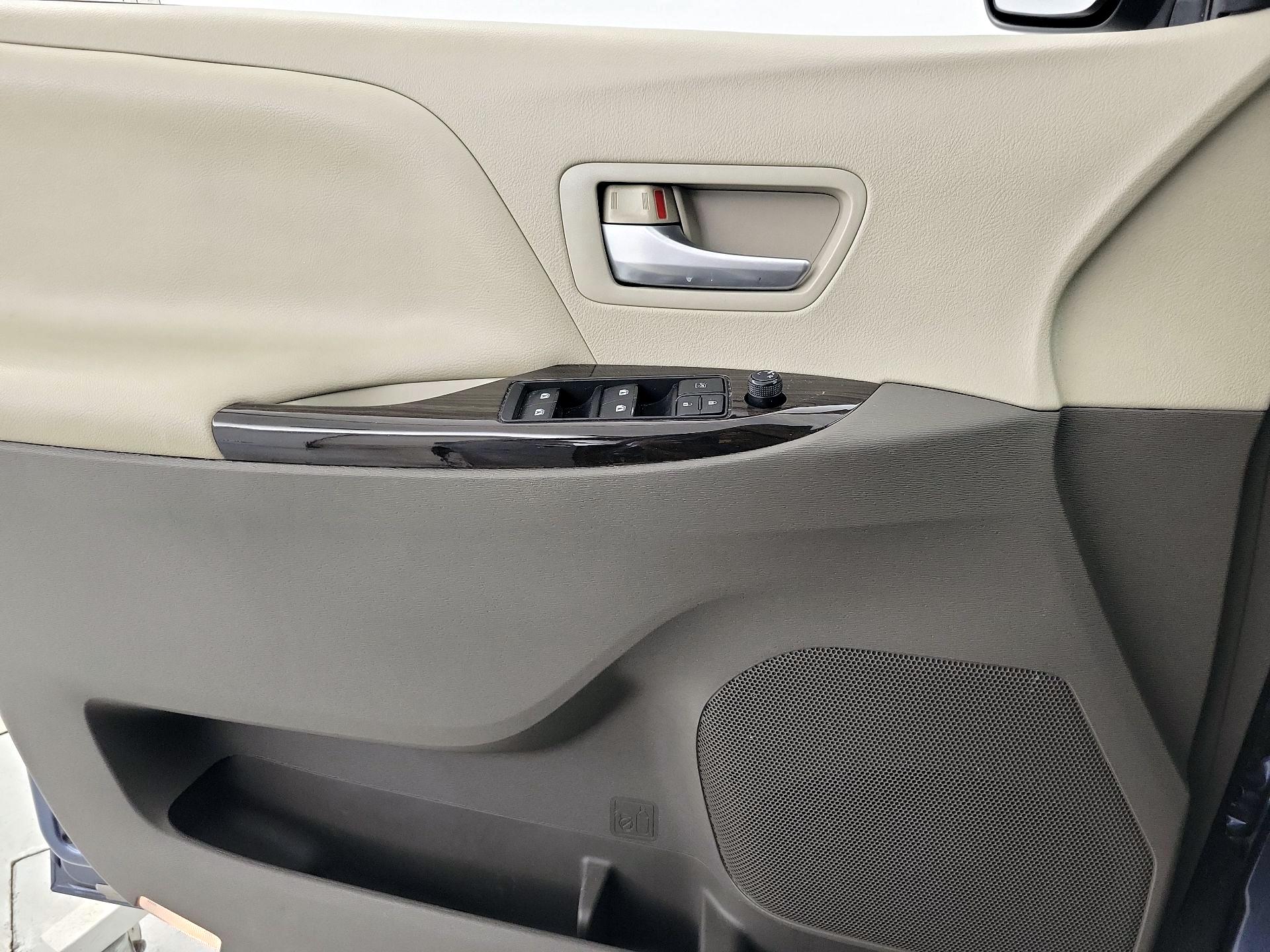 Thumbnail: 2015 Toyota Sienna - 12