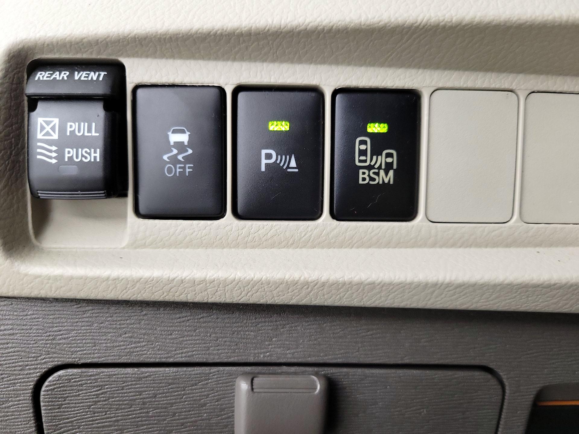 Thumbnail: 2015 Toyota Sienna - 13