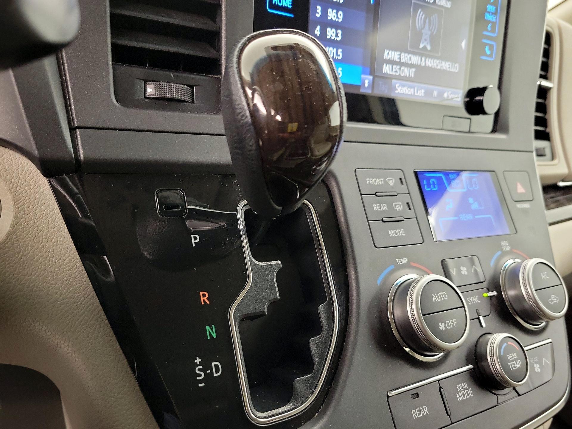 Thumbnail: 2015 Toyota Sienna - 18