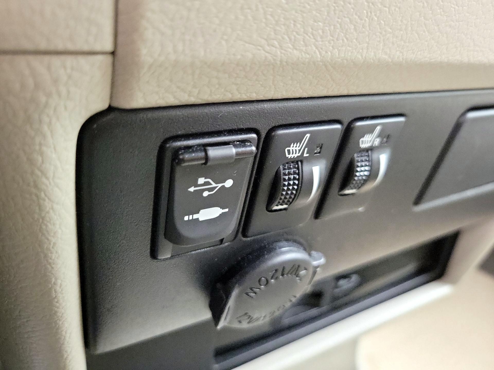 Thumbnail: 2015 Toyota Sienna - 19