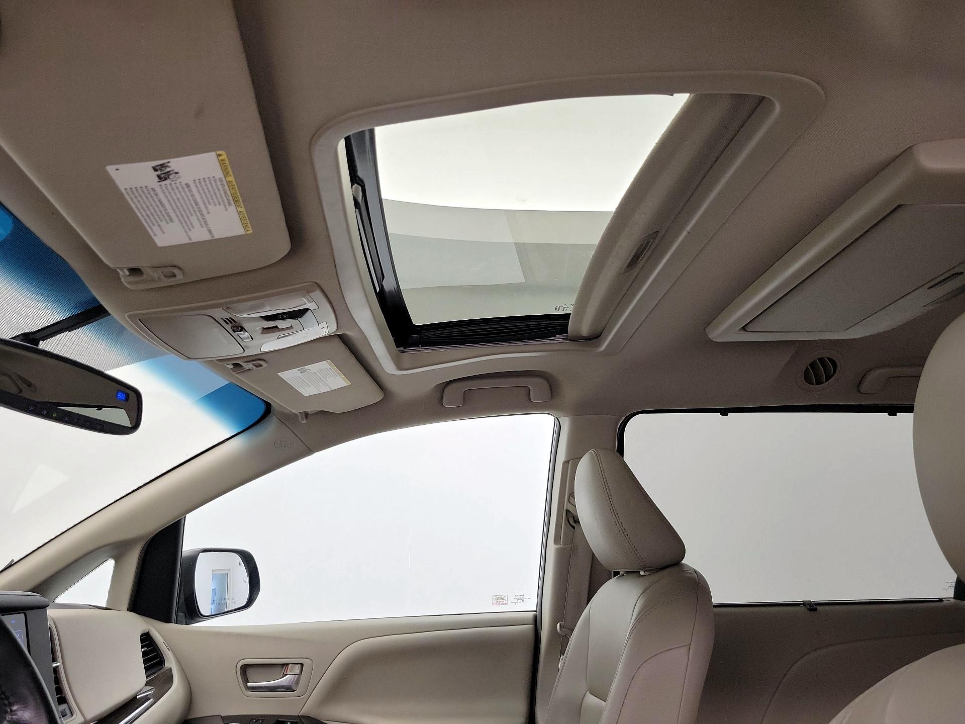 Thumbnail: 2015 Toyota Sienna - 20
