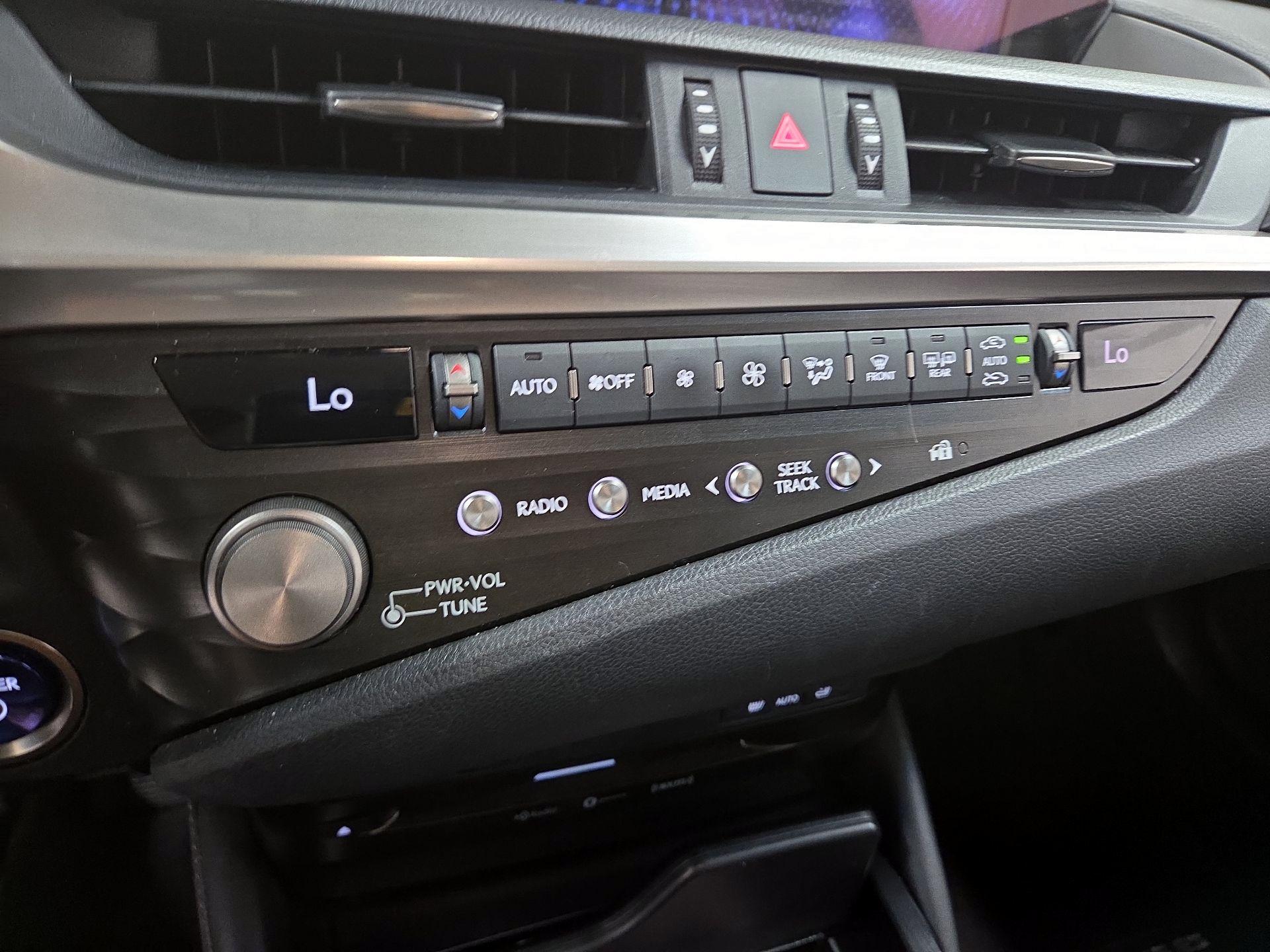 Thumbnail: 2021 Lexus ES - 12