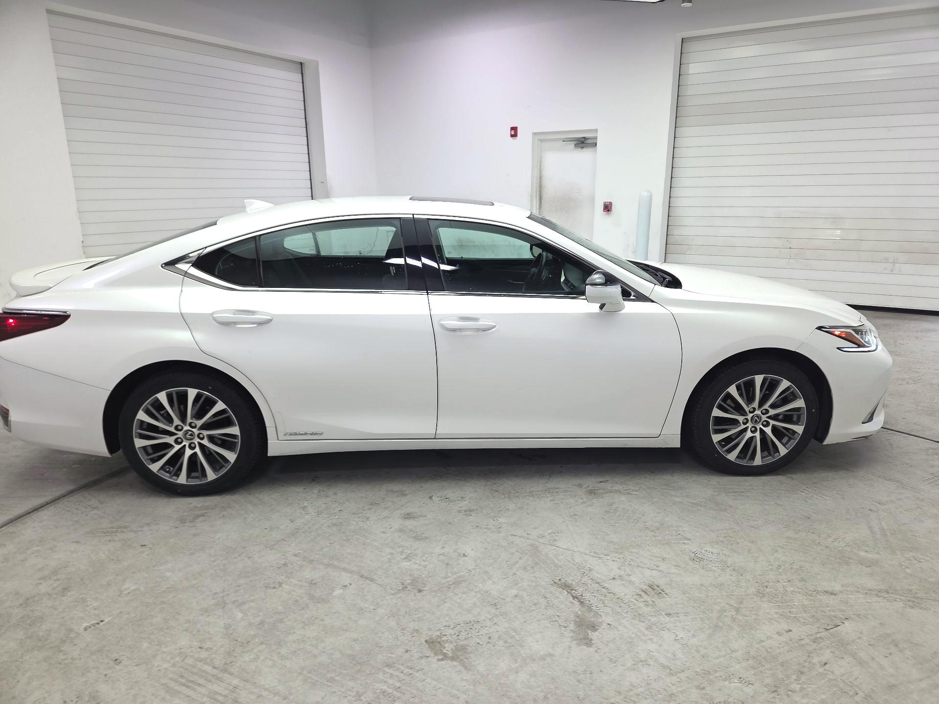 Thumbnail: 2021 Lexus ES - 4