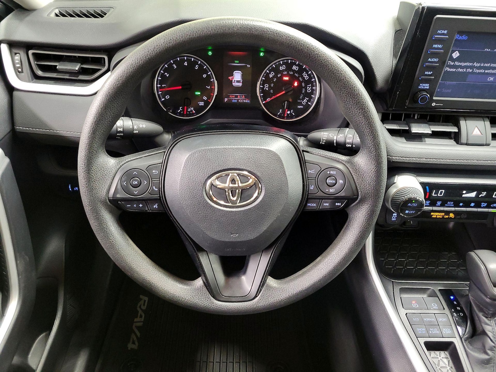 2021 Toyota RAV4 XLE - Photo 11