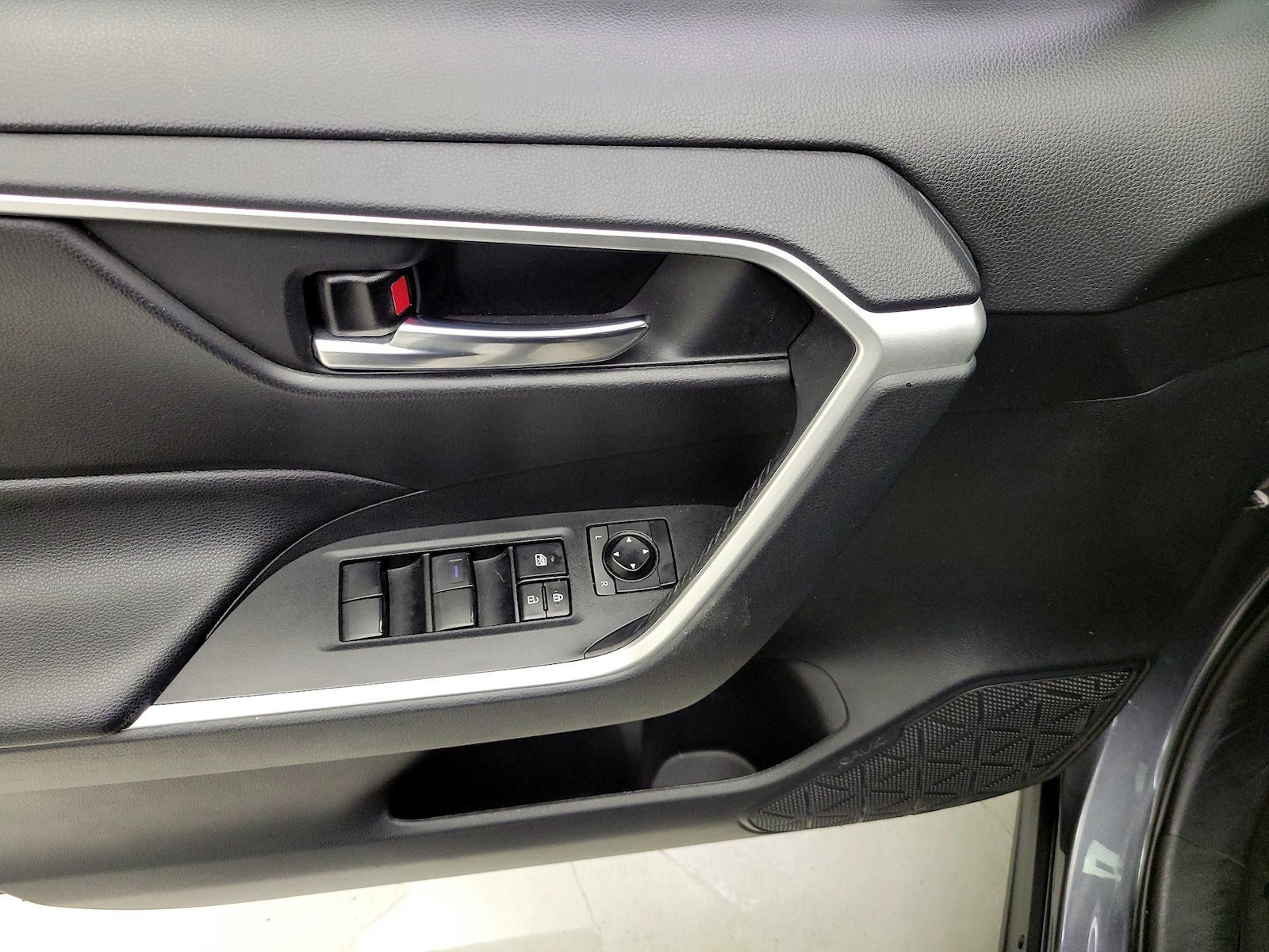 2021 Toyota RAV4 XLE - Photo 13