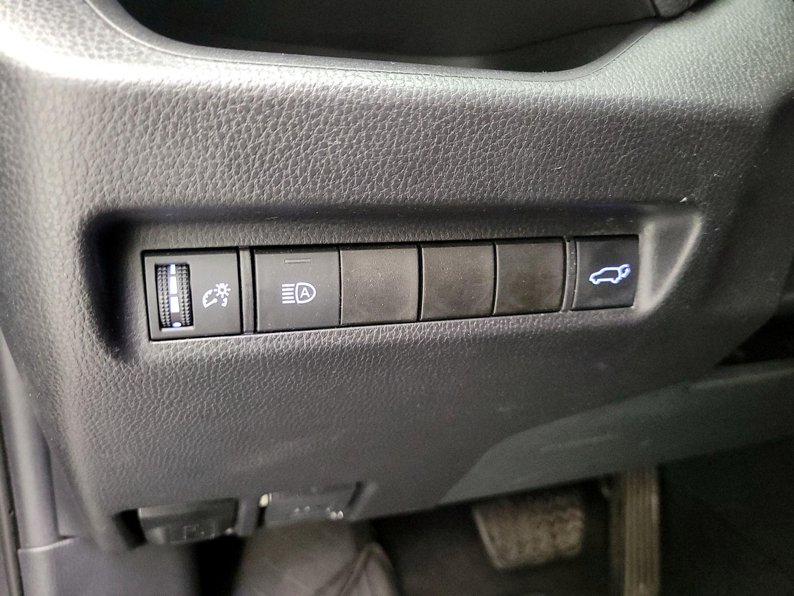 2021 Toyota RAV4 XLE - Photo 14