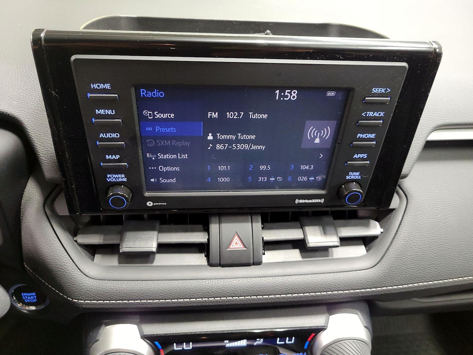 2021 Toyota RAV4 XLE - Photo 17