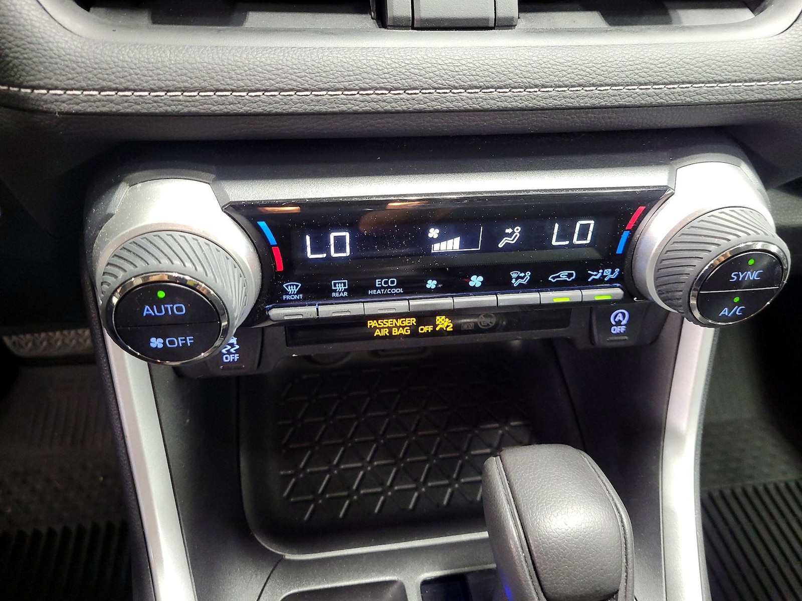 2021 Toyota RAV4 XLE - Photo 18
