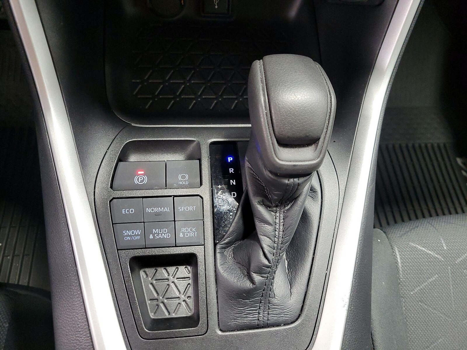 2021 Toyota RAV4 XLE - Photo 19