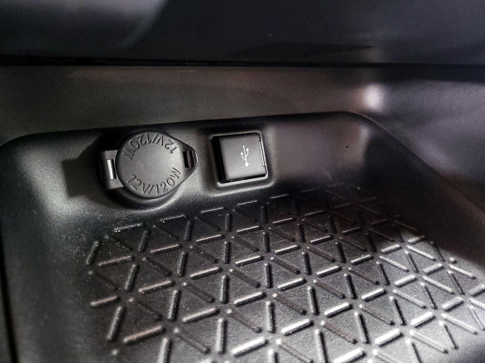 2021 Toyota RAV4 XLE - Photo 20