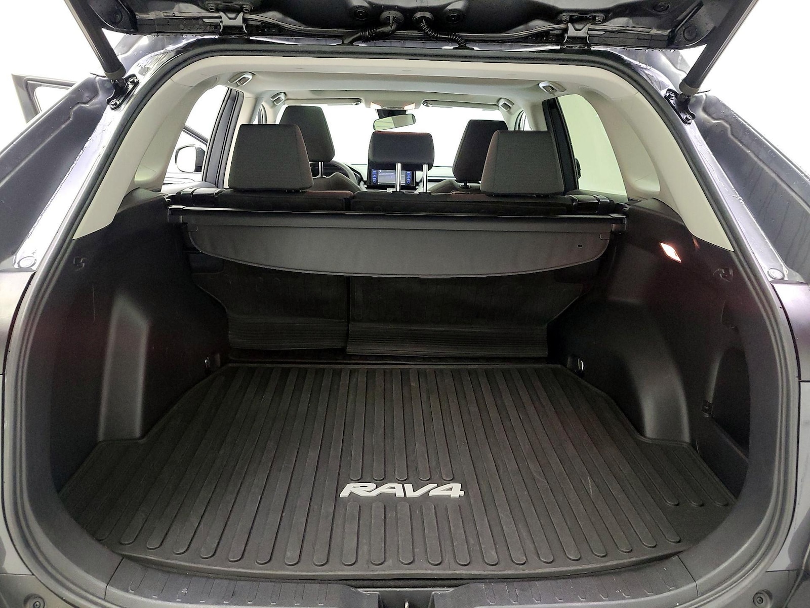 2021 Toyota RAV4 XLE - Photo 23