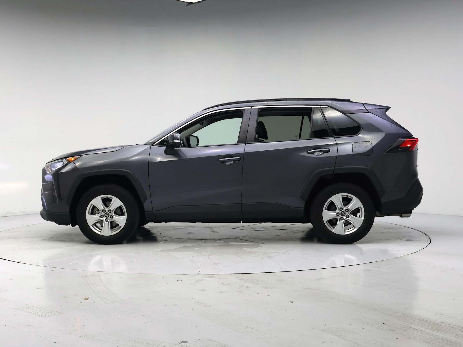 2021 Toyota RAV4 XLE - Photo 4