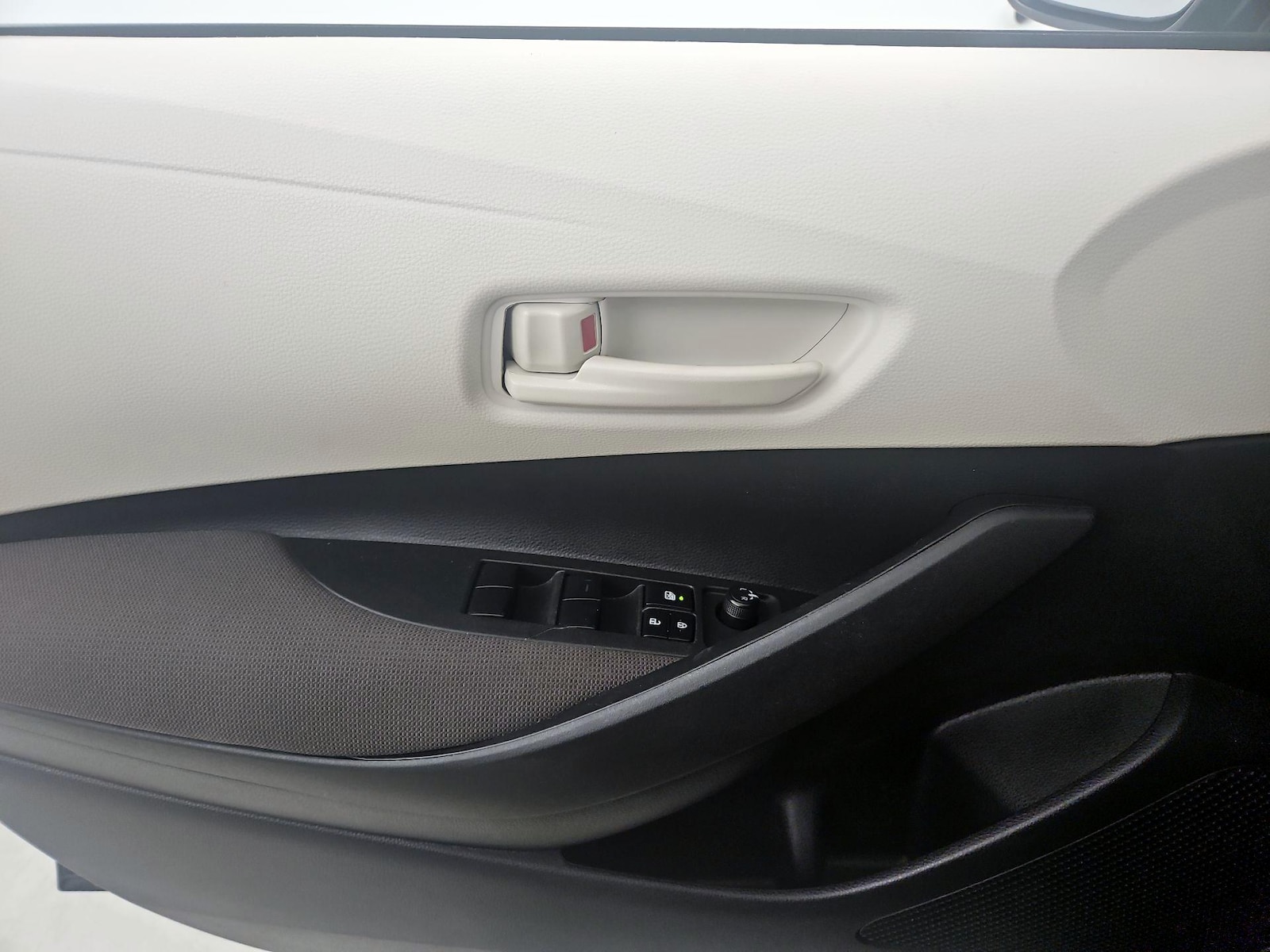 2025 Toyota Corolla LE - Photo 11