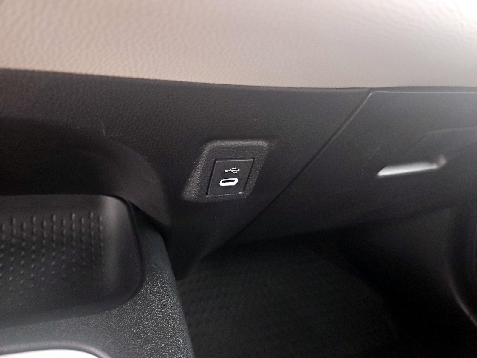 2025 Toyota Corolla LE - Photo 17