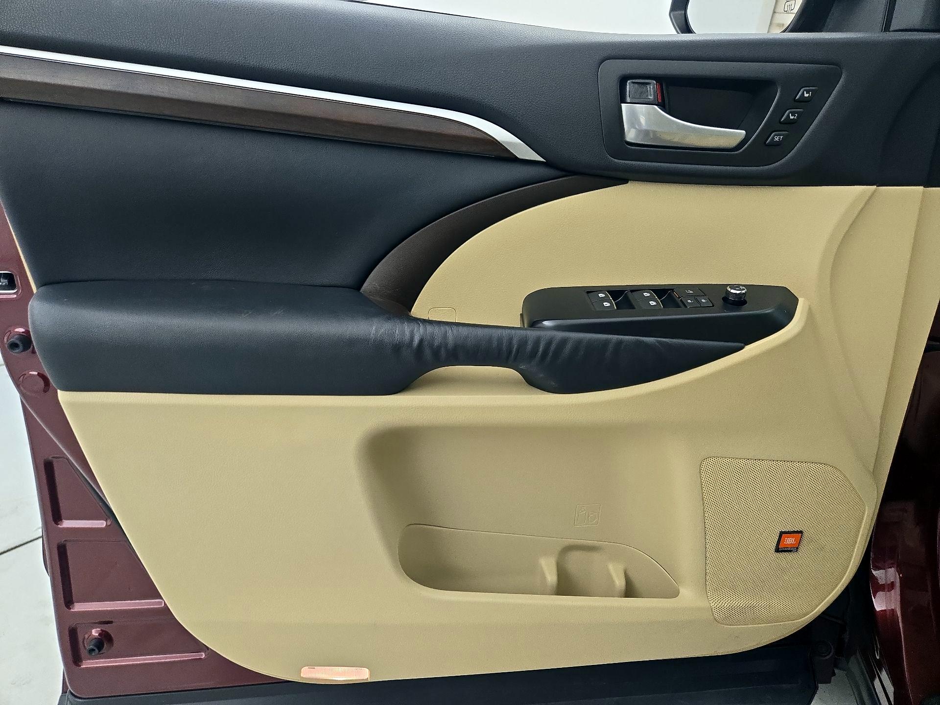 Thumbnail: 2015 Toyota Highlander - 12
