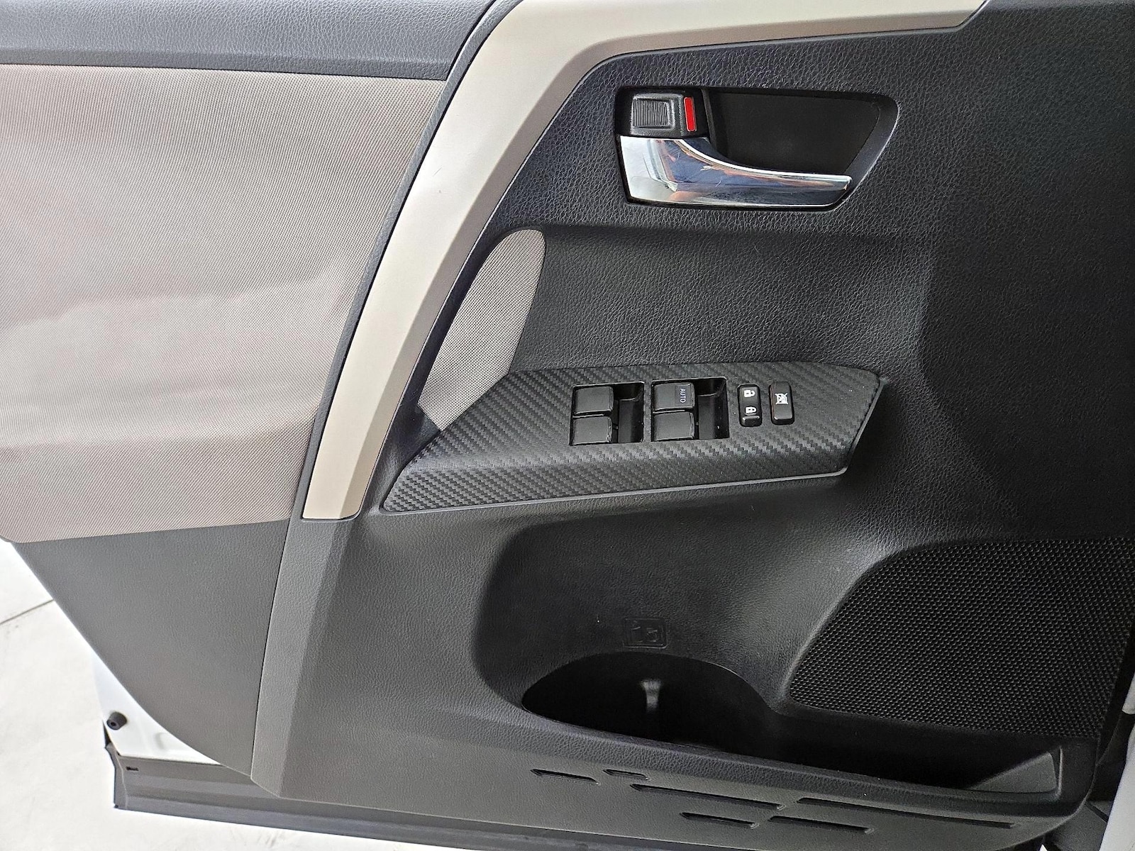 2015 Toyota RAV4 XLE - Photo 13