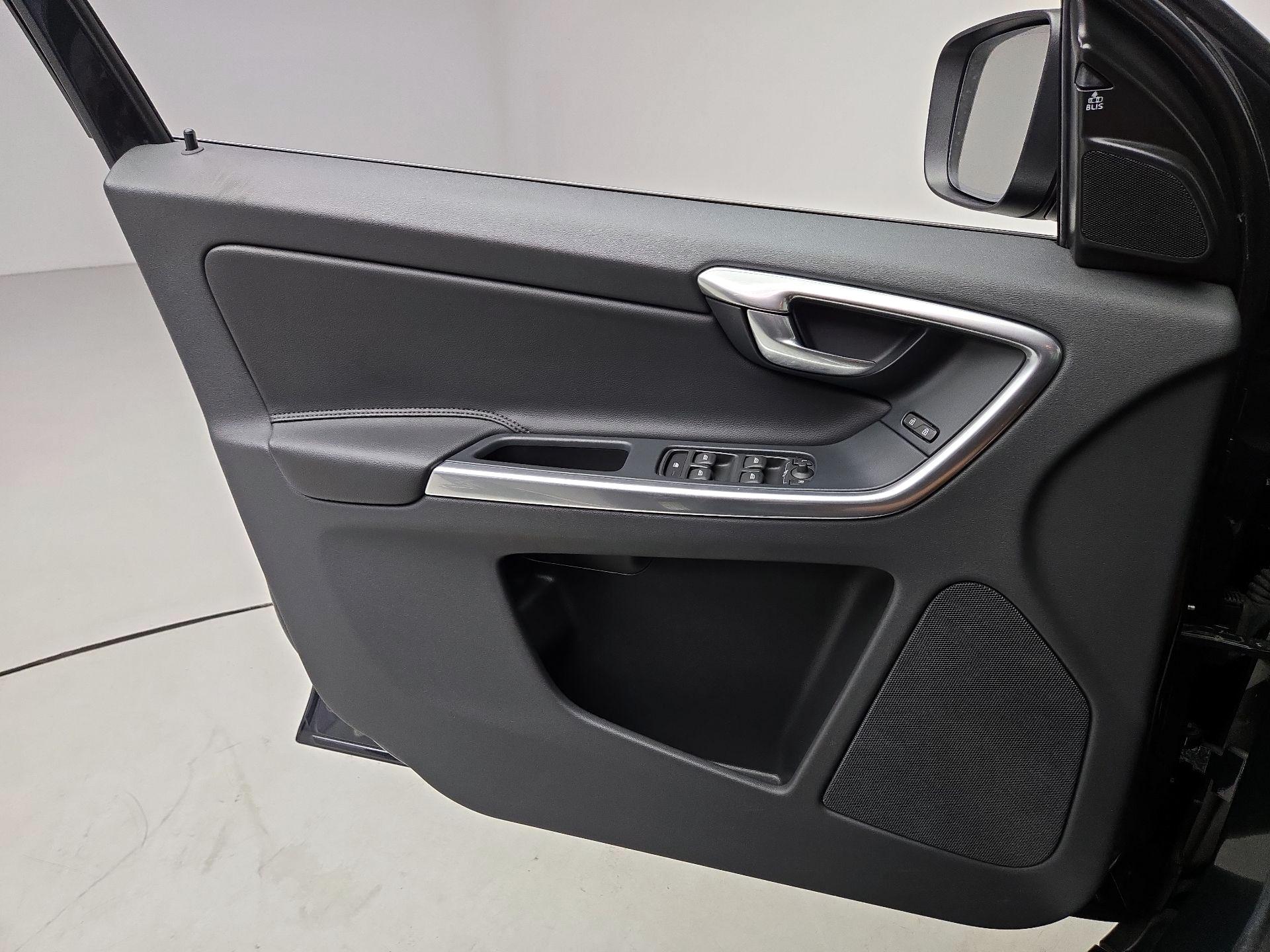 Thumbnail: 2015 Volvo XC60 - 12