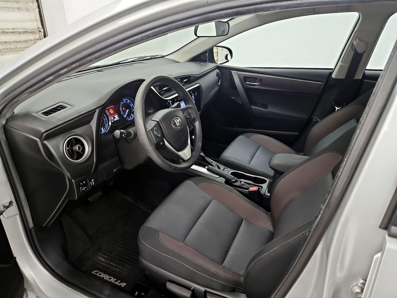 2018 Toyota Corolla LE - Photo 12
