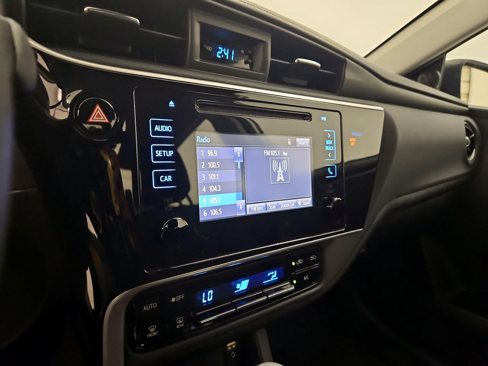 2018 Toyota Corolla LE - Photo 16