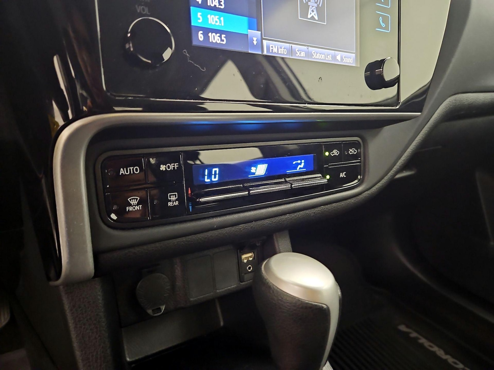 2018 Toyota Corolla LE - Photo 17