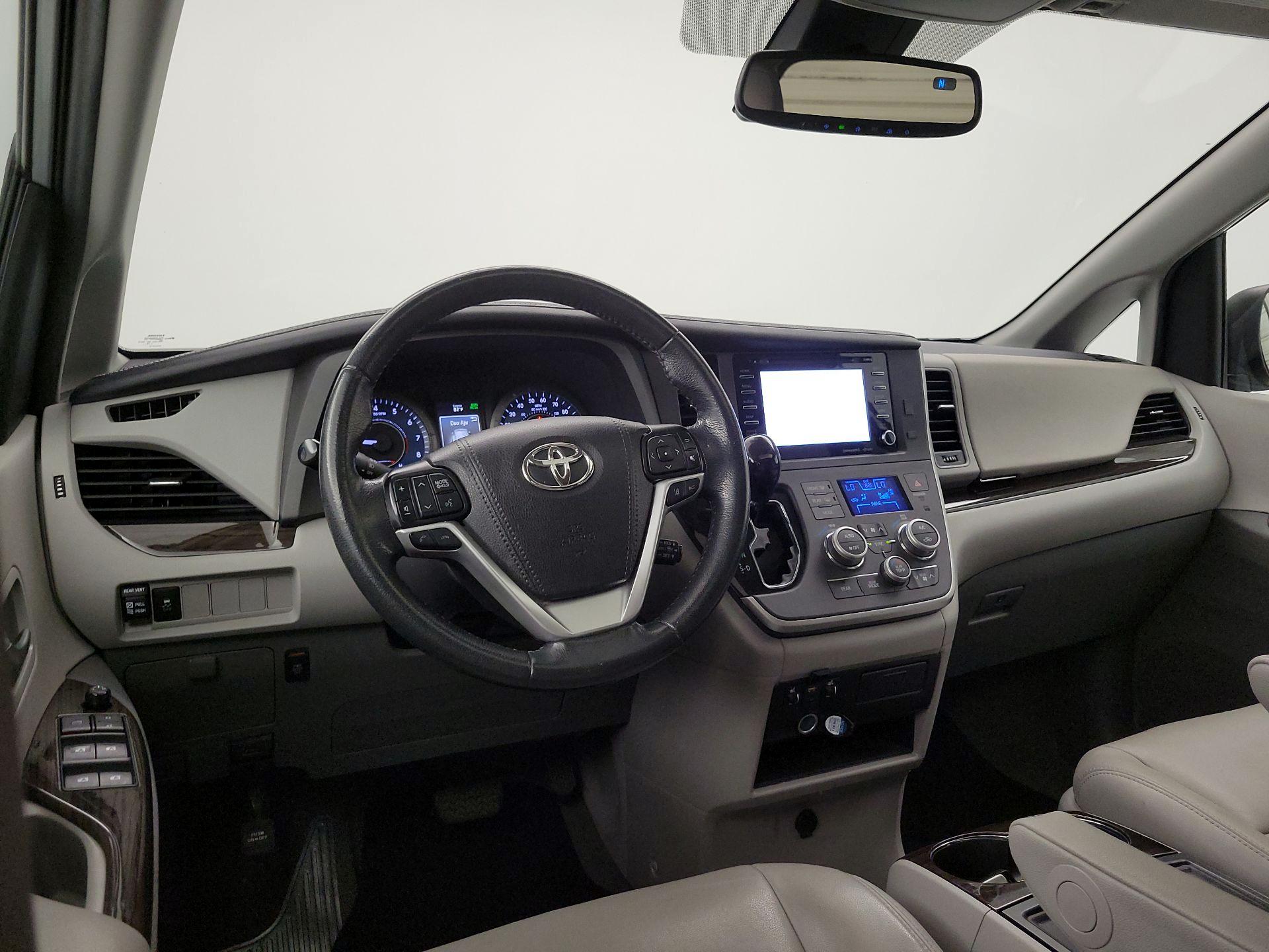 Thumbnail: 2020 Toyota Sienna - 9