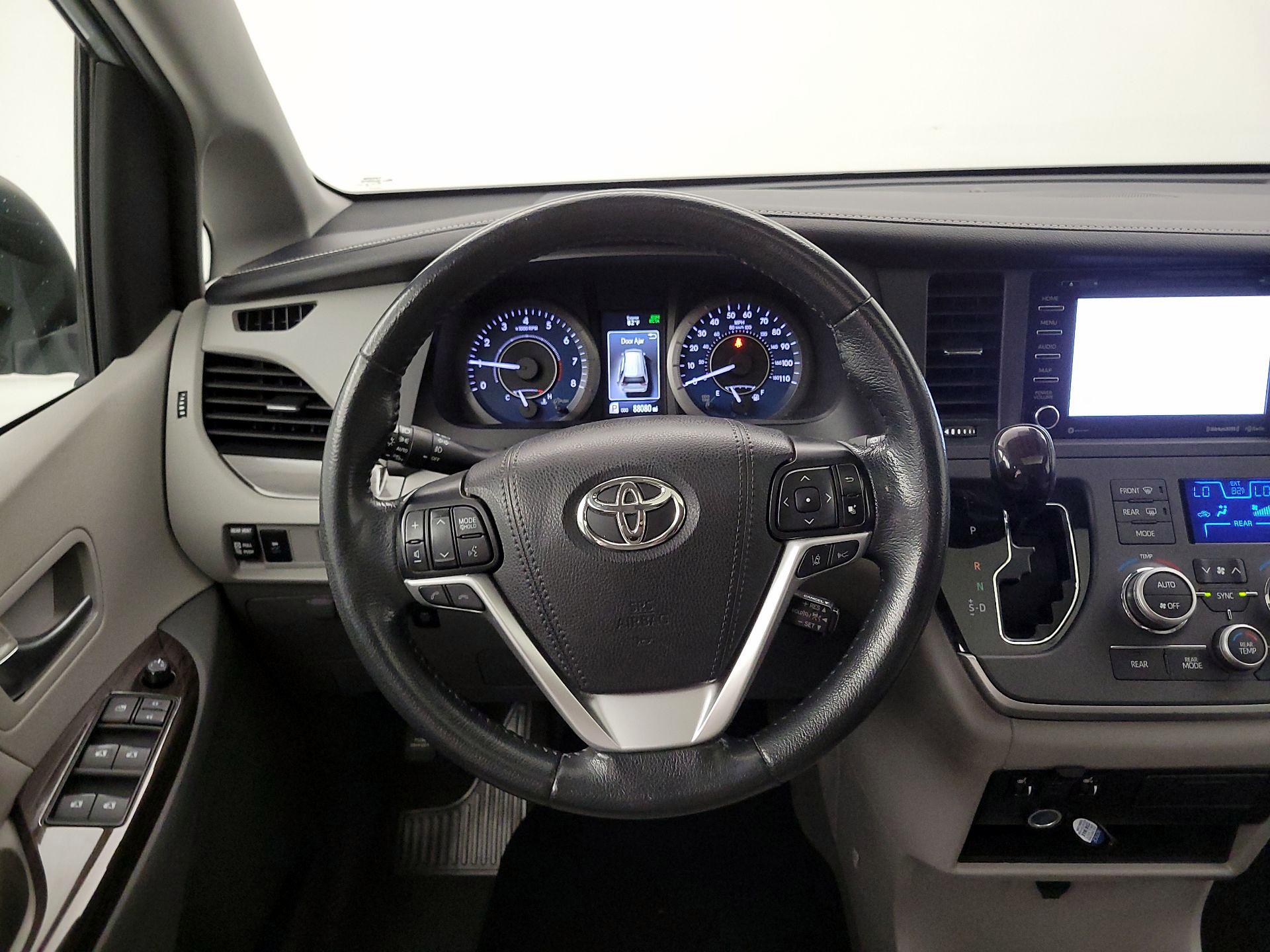 Thumbnail: 2020 Toyota Sienna - 10