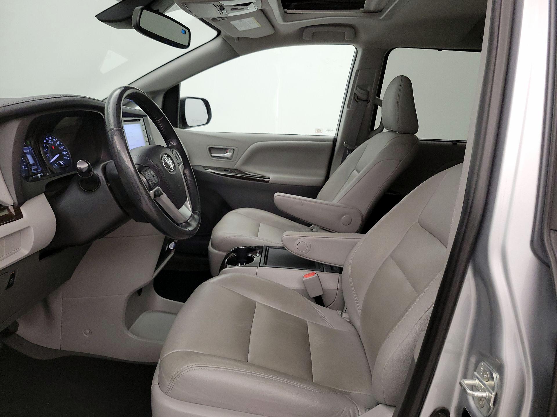 Thumbnail: 2020 Toyota Sienna - 11