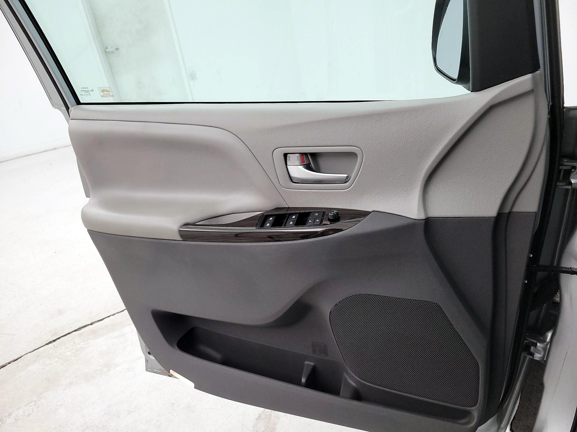 Thumbnail: 2020 Toyota Sienna - 12