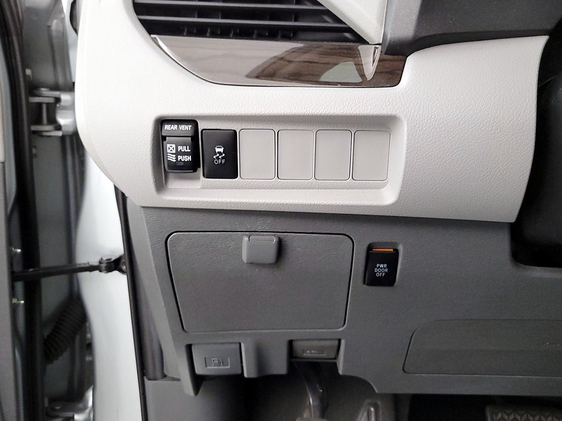 Thumbnail: 2020 Toyota Sienna - 13