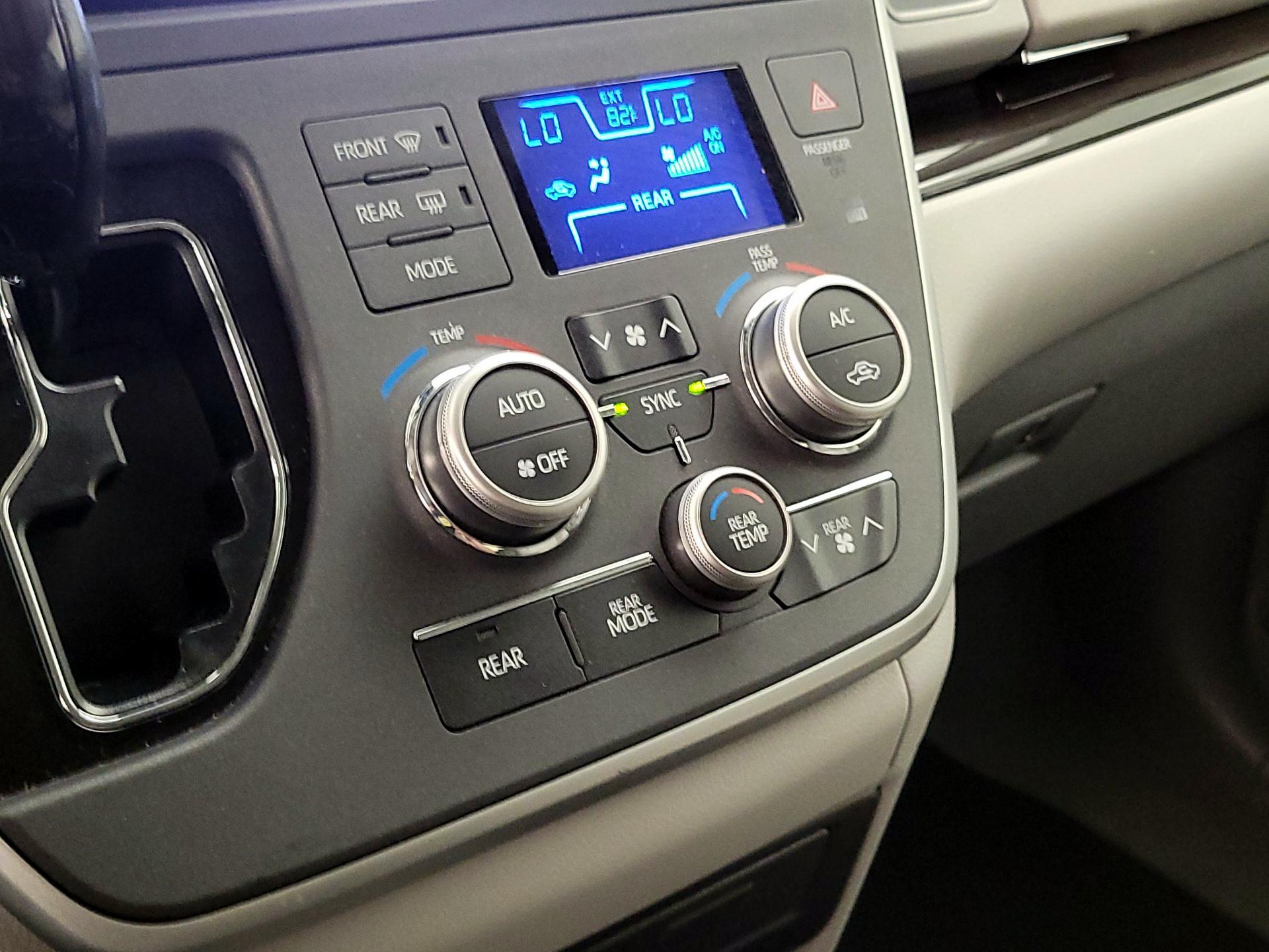 Thumbnail: 2020 Toyota Sienna - 16