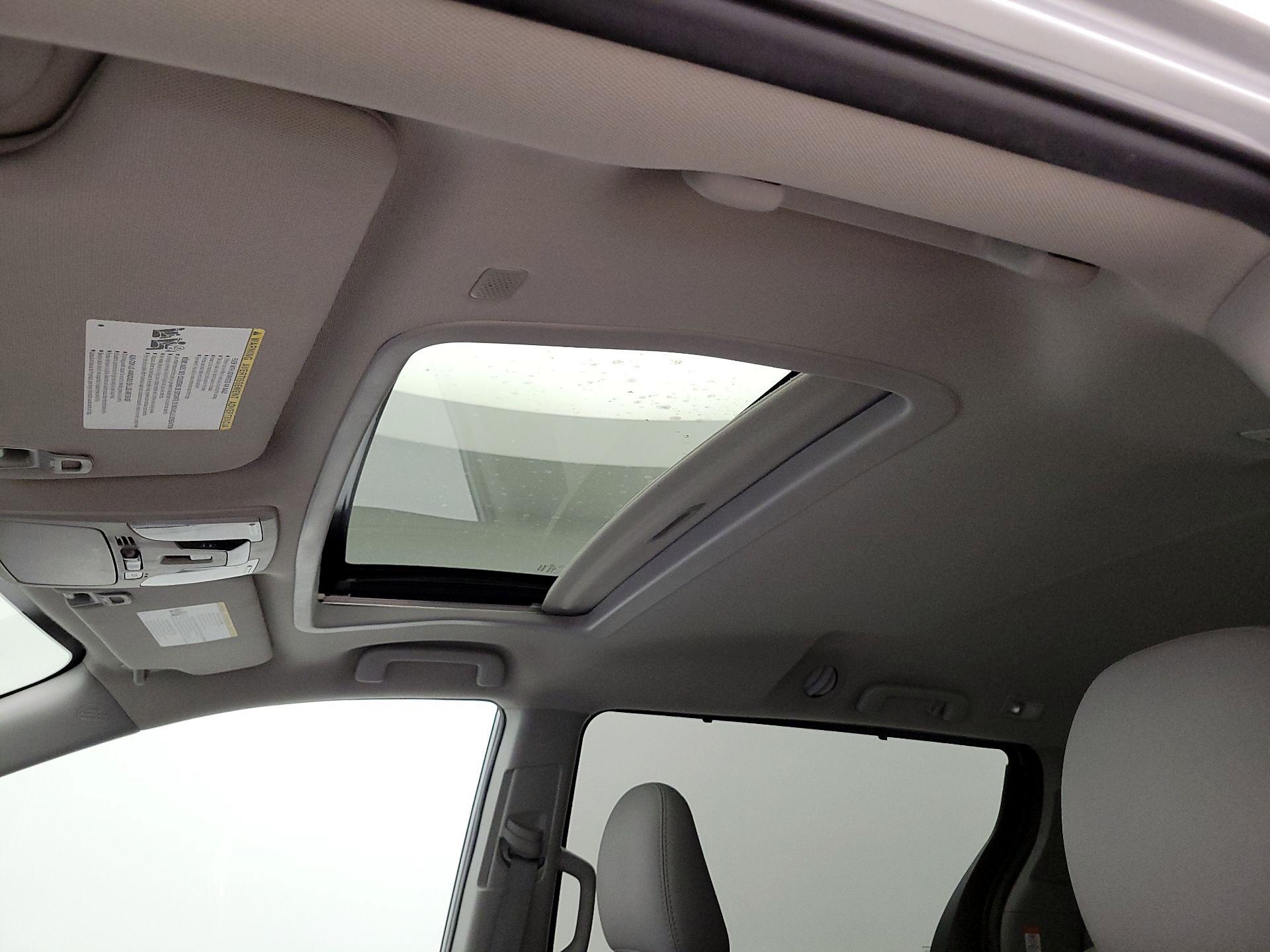 Thumbnail: 2020 Toyota Sienna - 19