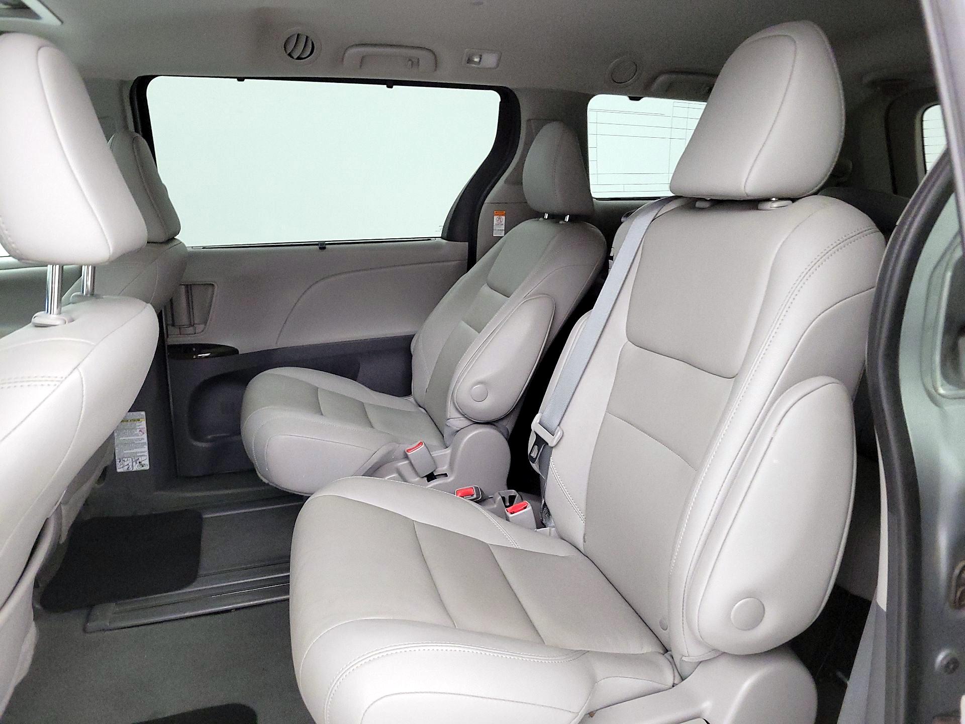 Thumbnail: 2020 Toyota Sienna - 20